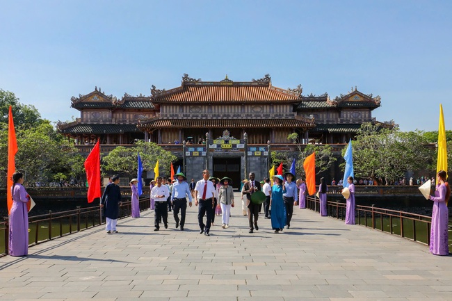 Giám đốc Trung tâm Di sản thế giới đến thăm Quần thể Di tích Cố đô Huế - Ảnh 1.
