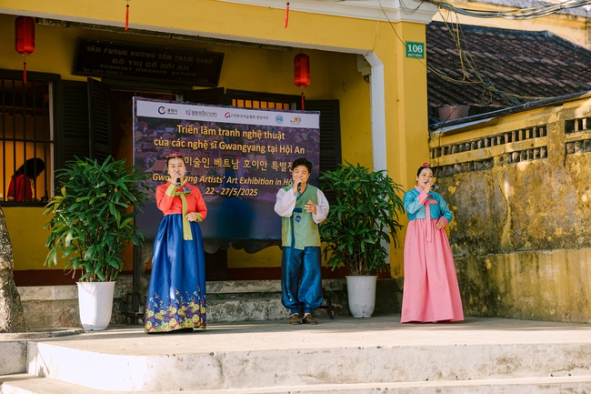 Triển lãm tranh nghệ thuật của các nghệ sĩ Gwangyang (Hàn Quốc) tại Hội An - Ảnh 1.