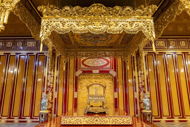 Báo cáo của UBND thành phố Huế về vụ việc xâm hại làm hư hỏng Ngai vàng triều Nguyễn - Ảnh 1.