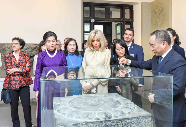 Tổng Bí thư Tô Lâm và Tổng thống Pháp trồng cây hữu nghị trong Khu di tích Chủ tịch Hồ Chí Minh - Ảnh 8.