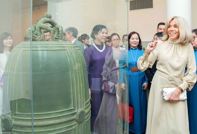 Tổng Bí thư Tô Lâm và Tổng thống Pháp trồng cây hữu nghị trong Khu di tích Chủ tịch Hồ Chí Minh - Ảnh 10.