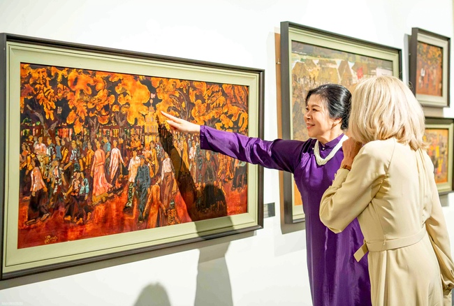 Tổng Bí thư Tô Lâm và Tổng thống Pháp trồng cây hữu nghị trong Khu di tích Chủ tịch Hồ Chí Minh - Ảnh 11.