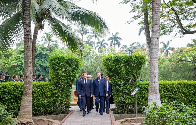 Tổng Bí thư Tô Lâm và Tổng thống Pháp trồng cây hữu nghị trong Khu di tích Chủ tịch Hồ Chí Minh - Ảnh 1.