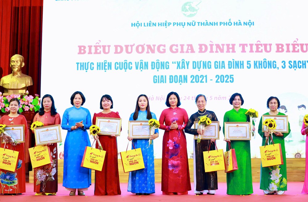 Biểu dương gia đình tiêu biểu trong thực hiện Cuộc vận động “Xây dựng gia đình 5 không, 3 sạch” - Ảnh 1.