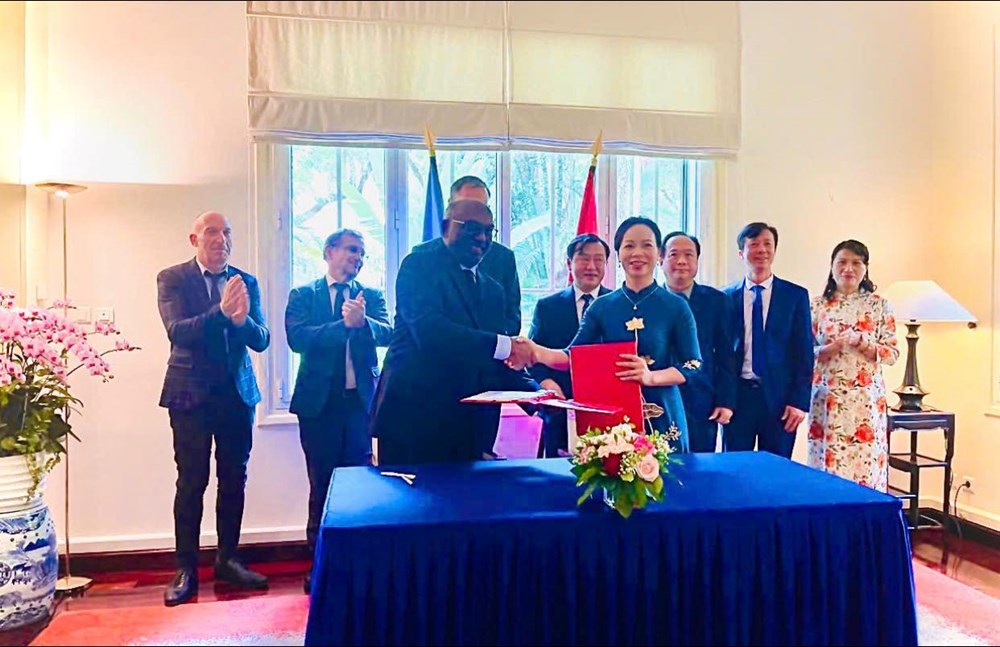Bảo tàng Chiến thắng Điện Biên Phủ ký thỏa thuận hợp tác với Bảo tàng Ký ức Chiến tranh Caen  - Ảnh 1.