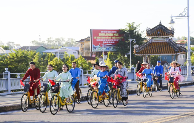 Chuỗi hoạt động văn hóa đặc sắc sẽ diễn ra tại Tuần lễ Áo dài cộng đồng Huế 2025 - Ảnh 1.