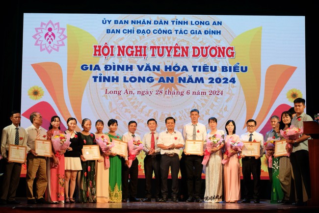 Tổ chức Hội nghị sơ kết 02 năm thi h&agrave;nh Luật Ph&ograve;ng, chống bạo lực gia đ&igrave;nh v&agrave; tuy&ecirc;n dương gia đ&igrave;nh văn h&oacute;a ti&ecirc;u biểu tỉnh Long An năm 2025 - Ảnh 1.