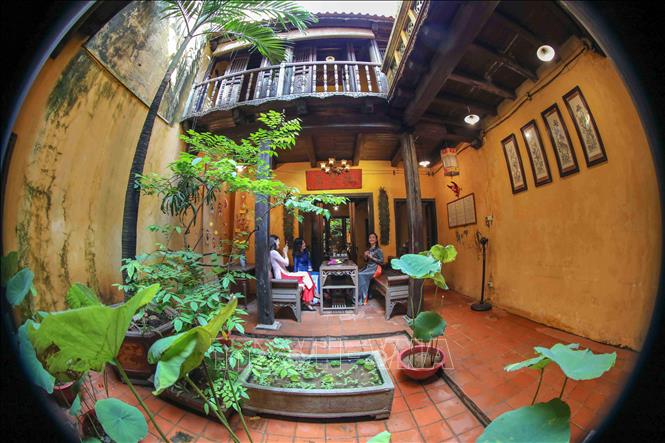 Xây dựng người Hà Nội thanh lịch, văn minh: Từ giá trị truyền thống đến yêu cầu hiện đại - Ảnh 1.