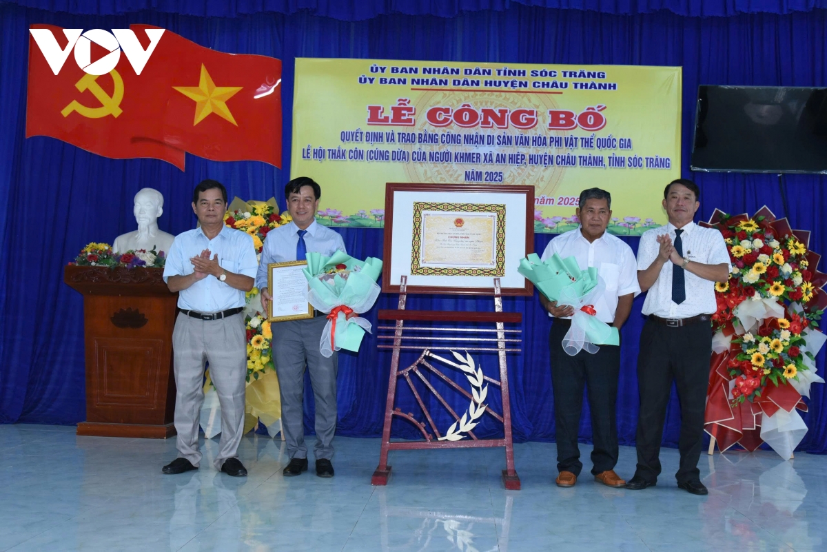 Trao bằng công nhận di sản văn hoá phi vật thể quốc gia lễ hội Thắk Côn đồng bào Khmer - Ảnh 2.
