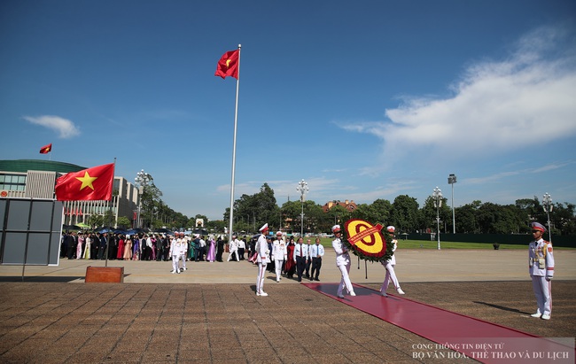 Đoàn đại biểu Đảng bộ Bộ VHTTDL viếng Lăng và báo công dâng Bác - Ảnh 6.