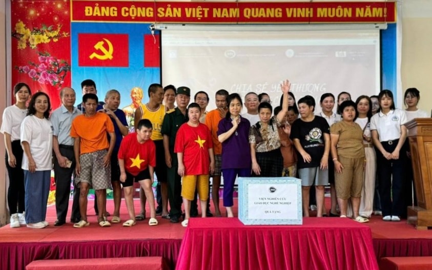 Tặng quà các nạn nhân nhiễm chất độc da cam - Ảnh 1.