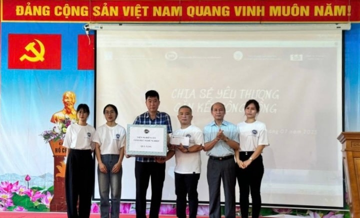 Tặng quà các nạn nhân nhiễm chất độc da cam - Ảnh 2.