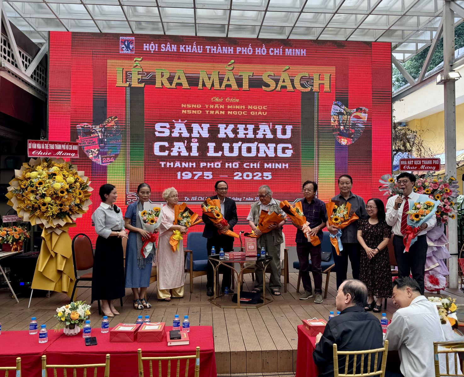 Ra mắt sách về 50 năm sân khấu cải lương TP Hồ Chí Minh - Ảnh 1.