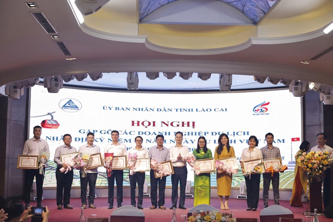 Chủ tịch UBND tỉnh Lào Cai trao Bằng khen cho YeaH1 vì đóng góp phát triển du lịch qua chương trình “Gia Đình Haha” - Ảnh 1.