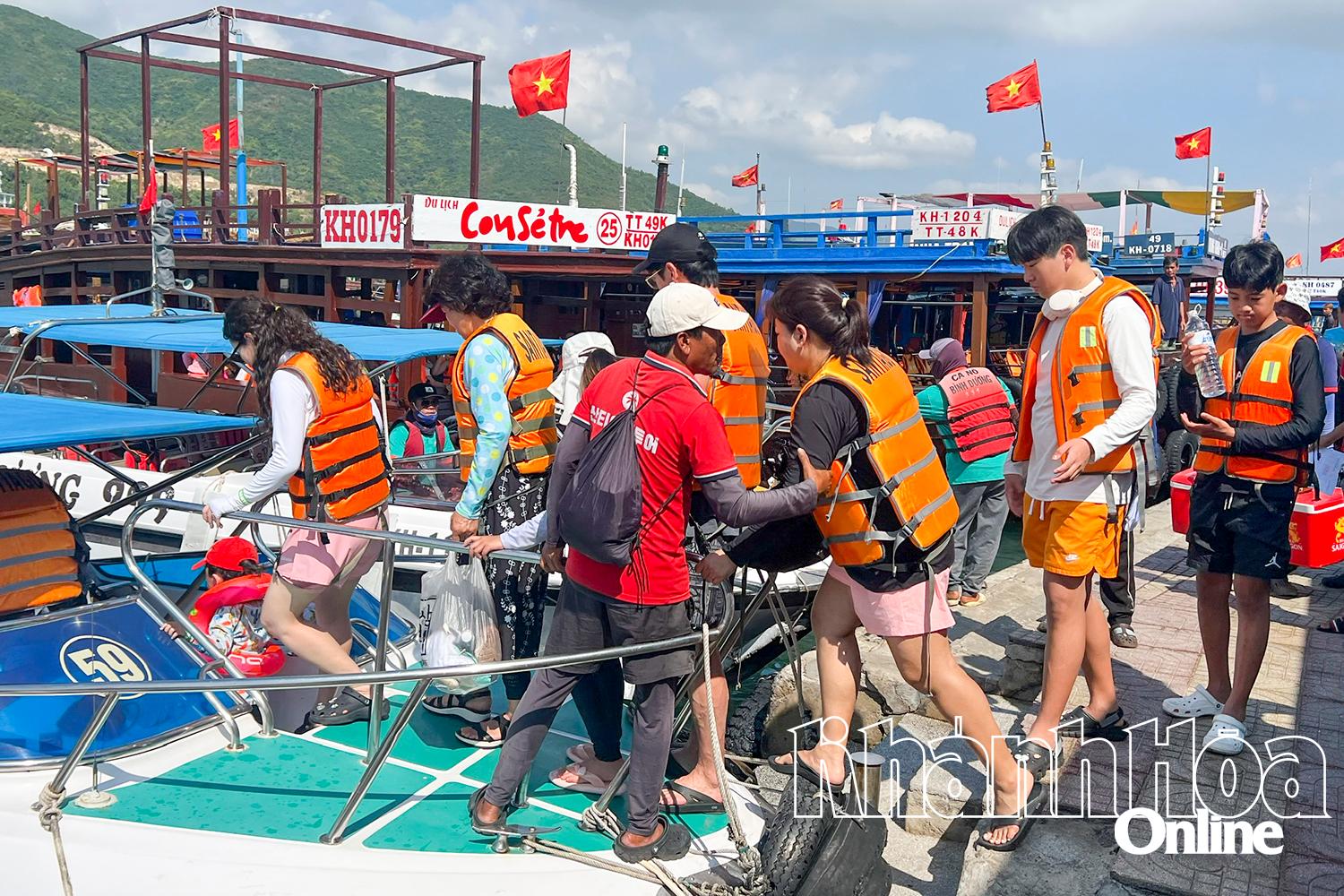 Khánh Hòa: Siết chặt đảm bảo an toàn du lịch trên vịnh Nha Trang - Ảnh 2.
