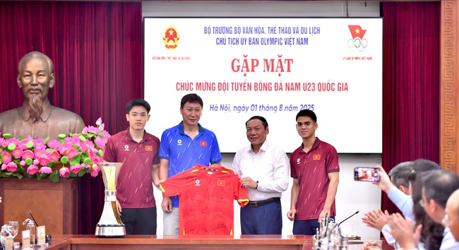 Bộ trưởng Nguyễn Văn Hùng: Chiến thắng của Đội tuyển U23 Việt Nam đã tạo hiệu ứng lan tỏa, giúp chúng ta càng thêm tin tưởng vào sự phát triển của bóng đá nước nhà - Ảnh 4.