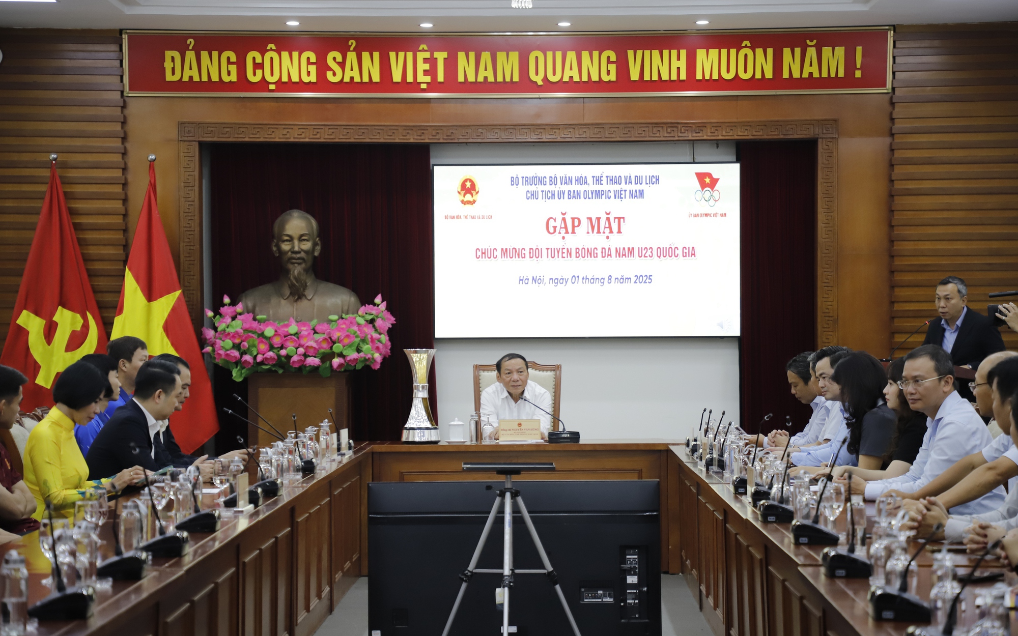 Bộ trưởng Nguyễn Văn Hùng gặp mặt, chúc mừng Đội tuyển bóng đá U23 Việt Nam vô địch U23 Đông Nam Á