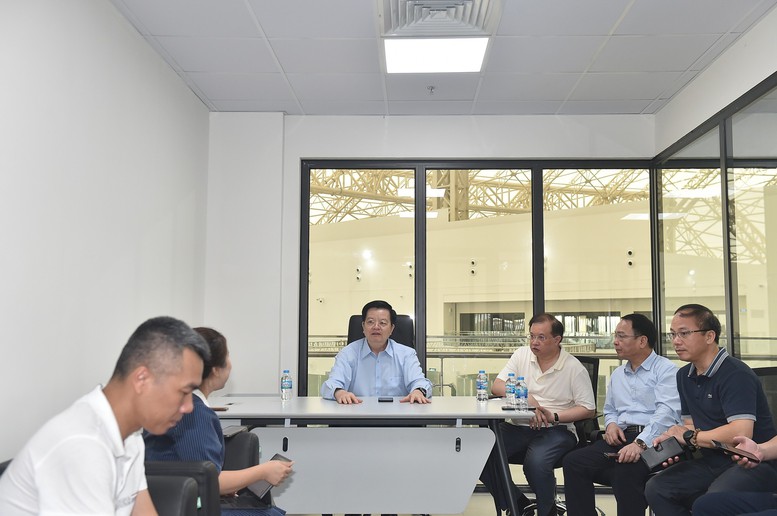 Đẩy nhanh tiến độ thi công gian hàng tại Triển lãm thành tựu Đất nước nhân dịp 80 năm Quốc khánh - Ảnh 1.