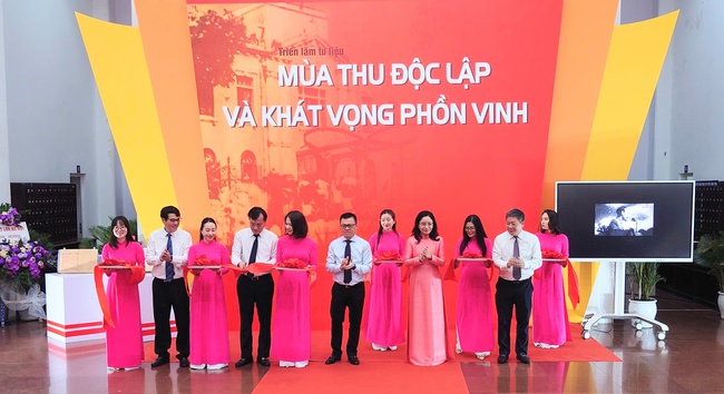 Khai mạc triển lãm tư liệu "Mùa thu độc lập và khát vọng phồn vinh" - Ảnh 1.