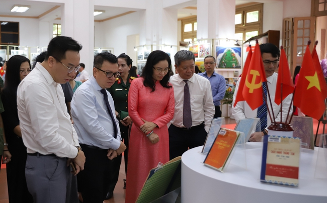 Khai mạc triển lãm tư liệu "Mùa thu độc lập và khát vọng phồn vinh" - Ảnh 2.
