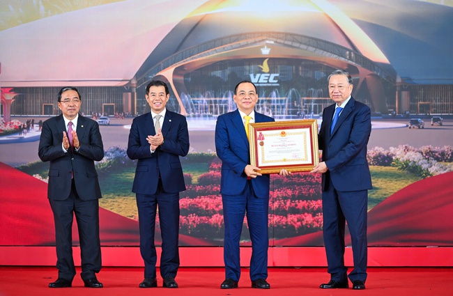 Tập đoàn Vingroup nhận Huân chương lao động hạng Nhất vì có thành tích xuất sắc tại Trung tâm Hội chợ Triển lãm Quốc gia - Ảnh 1.