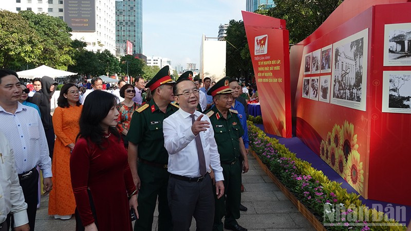 Khai mạc triển lãm “Từ kỷ nguyên độc lập, thống nhất đất nước đến kỷ nguyên vươn mình của dân tộc” - Ảnh 1.