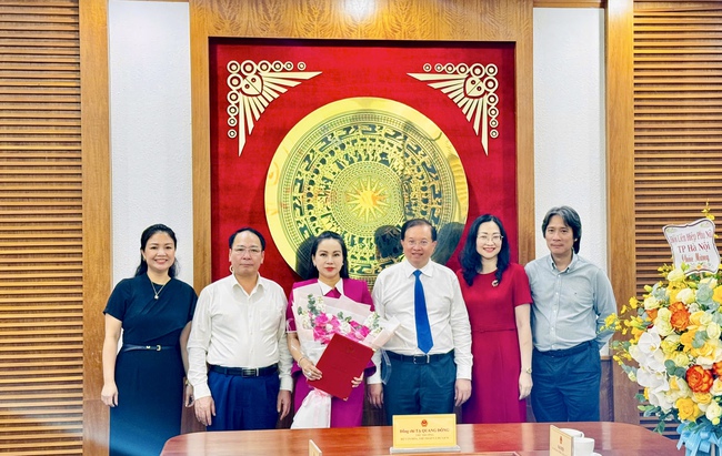 Bà Phạm Thị Mỹ Hoa giữ chức Phó Cục trưởng Cục Mỹ thuật, Nhiếp ảnh và Triển lãm - Ảnh 2.