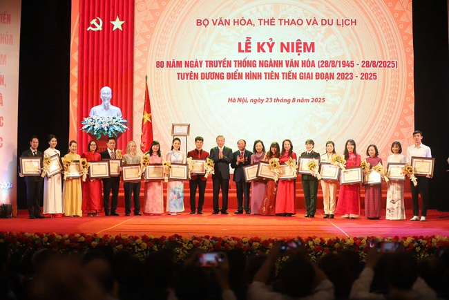 Tặng Bằng khen cho 80 cá nhân có thành tích xuất sắc tiêu biểu trong lĩnh vực Văn hóa, Thông tin, Thể thao và Du lịch - Ảnh 1.