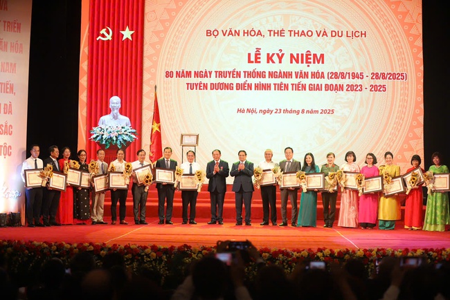 Tặng Bằng khen cho 80 cá nhân có thành tích xuất sắc tiêu biểu trong lĩnh vực Văn hóa, Thông tin, Thể thao và Du lịch - Ảnh 2.