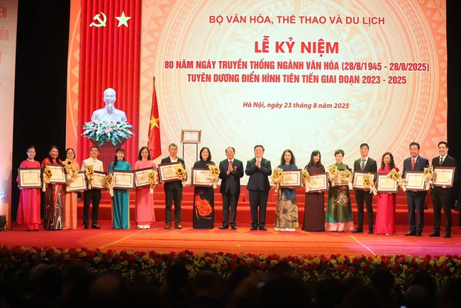 Tặng Bằng khen cho 80 cá nhân có thành tích xuất sắc tiêu biểu trong lĩnh vực Văn hóa, Thông tin, Thể thao và Du lịch - Ảnh 3.