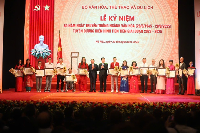 Tặng Bằng khen cho 80 cá nhân có thành tích xuất sắc tiêu biểu trong lĩnh vực Văn hóa, Thông tin, Thể thao và Du lịch - Ảnh 4.