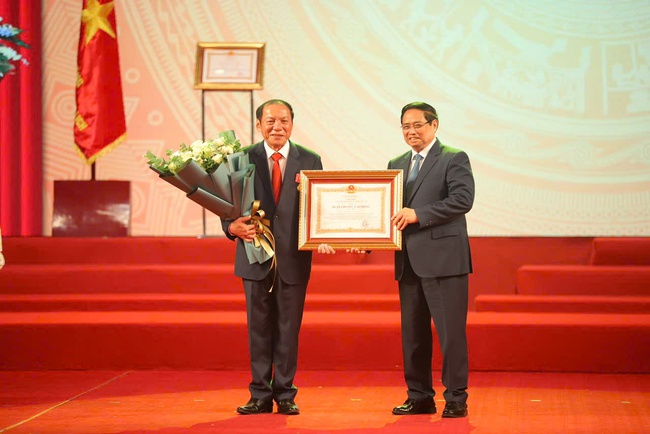 Bộ trưởng Nguyễn Văn Hùng được tặng thưởng Huân chương Lao động hạng Nhất  - Ảnh 2.