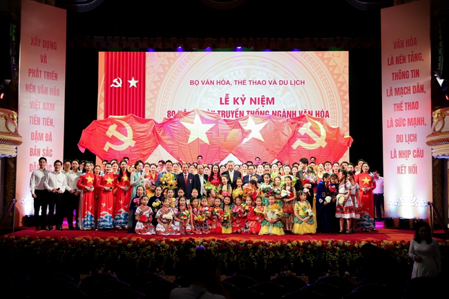 Lớp lớp thế hệ những người làm văn hóa đã viết nên những bản trường ca bất diệt và trao truyền cho thế hệ trẻ những giá trị quý giá - Ảnh 4.