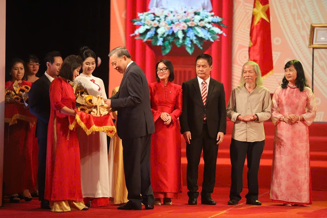 Bộ VHTTDL: Công tác thi đua, xét khen thưởng đi vào thực chất, đúng thành tích, đúng việc, đúng người và kịp thời - Ảnh 1.