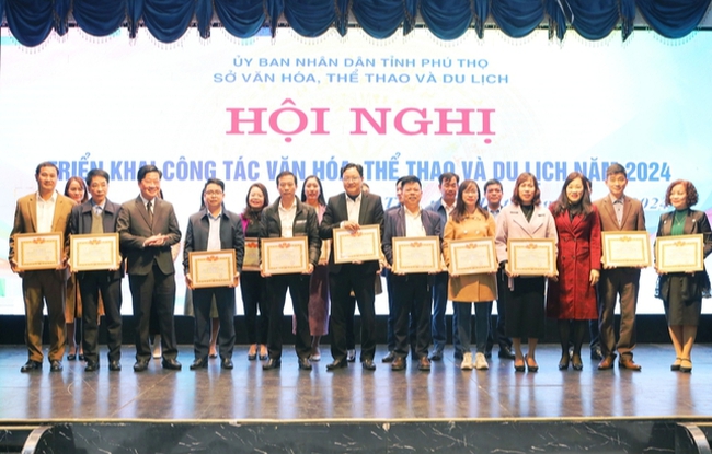 Phú Thọ: Tổ chức phong trào thi đua cao điểm, lập thành tích xuất sắc chào mừng Đại hội Đảng bộ các cấp - Ảnh 1.