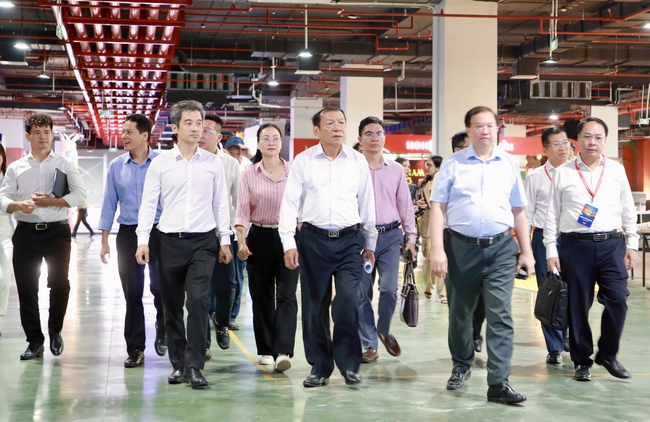 Bộ trưởng Nguyễn Văn Hùng kiểm tra tiến độ Triển lãm thành tựu Đất nước nhân dịp 80 năm Ngày Quốc khánh - Ảnh 1.