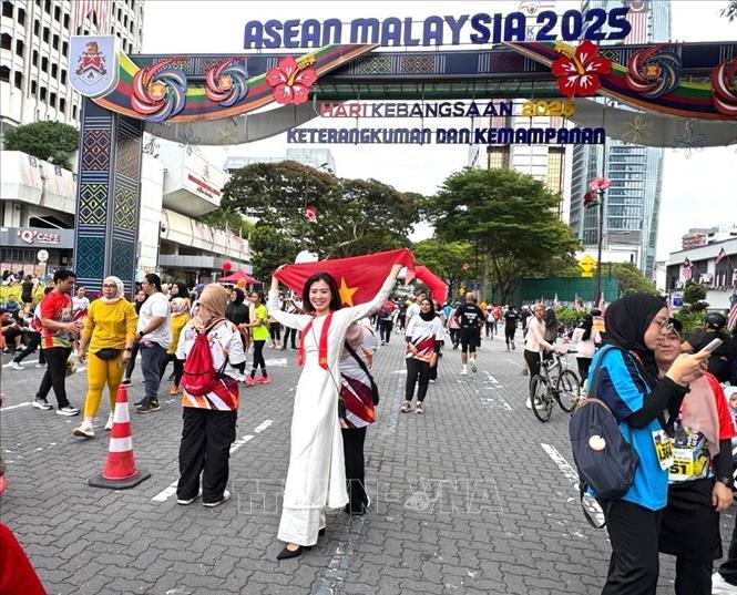 Nghệ thuật và áo dài truyền thống gắn kết quan hệ hữu nghị Việt Nam - Malaysia - Ảnh 4.