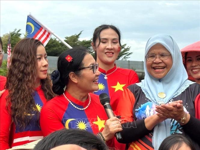 Nghệ thuật và áo dài truyền thống gắn kết quan hệ hữu nghị Việt Nam - Malaysia - Ảnh 1.