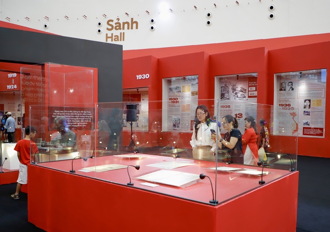 Triển lãm 95 năm Cờ Đảng soi đường: Tái hiện những mốc son chói lọi của Đảng qua 95 năm lãnh đạo Cách mạng Việt Nam bằng công nghệ hiện đại - Ảnh 14.