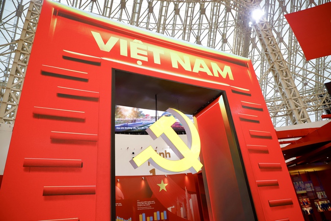 Triển lãm 95 năm Cờ Đảng soi đường: Tái hiện những mốc son chói lọi của Đảng qua 95 năm lãnh đạo Cách mạng Việt Nam bằng công nghệ hiện đại - Ảnh 17.