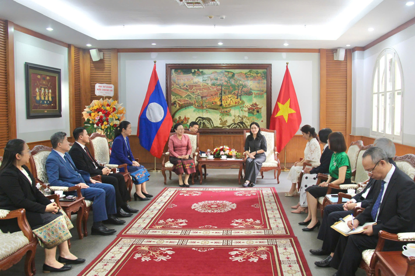 80 năm Quốc khánh: Đại sứ Lào tại Việt Nam chúc mừng tập thể Lãnh đạo, cán bộ Bộ Văn hóa, Thể thao và Du lịch - Ảnh 2.