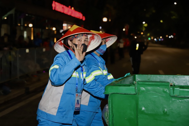Người dân hào hứng xuyên đêm chờ Tổng duyệt Lễ diễu binh, diễu hành kỷ niệm 80 năm Cách mạng tháng Tám và Quốc khánh 2/9 - Ảnh 11.