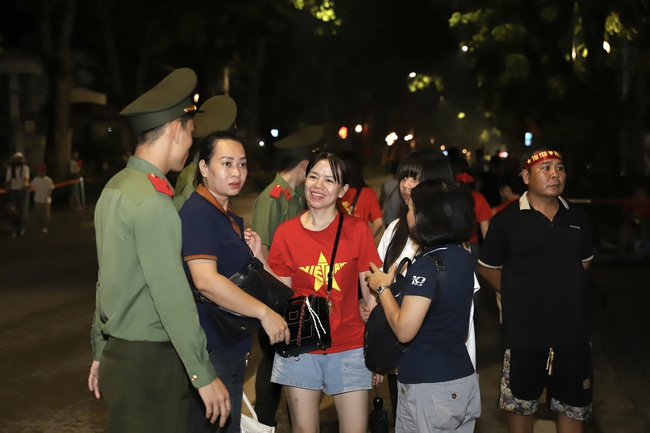 Người dân hào hứng xuyên đêm chờ Tổng duyệt Lễ diễu binh, diễu hành kỷ niệm 80 năm Cách mạng tháng Tám và Quốc khánh 2/9 - Ảnh 8.