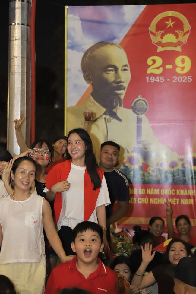 Người dân hào hứng xuyên đêm chờ Tổng duyệt Lễ diễu binh, diễu hành kỷ niệm 80 năm Cách mạng tháng Tám và Quốc khánh 2/9 - Ảnh 4.