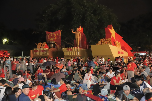 Người dân hào hứng xuyên đêm chờ Tổng duyệt Lễ diễu binh, diễu hành kỷ niệm 80 năm Cách mạng tháng Tám và Quốc khánh 2/9 - Ảnh 2.