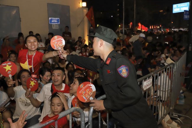 Người dân hào hứng xuyên đêm chờ Tổng duyệt Lễ diễu binh, diễu hành kỷ niệm 80 năm Cách mạng tháng Tám và Quốc khánh 2/9 - Ảnh 7.