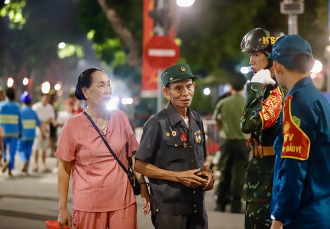 Người dân hào hứng xuyên đêm chờ Tổng duyệt Lễ diễu binh, diễu hành kỷ niệm 80 năm Cách mạng tháng Tám và Quốc khánh 2/9 - Ảnh 9.