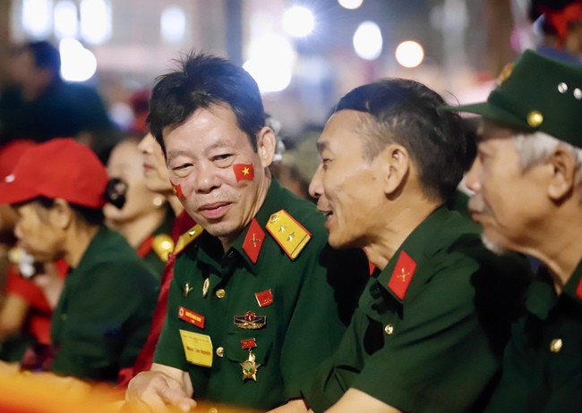Người dân hào hứng xuyên đêm chờ Tổng duyệt Lễ diễu binh, diễu hành kỷ niệm 80 năm Cách mạng tháng Tám và Quốc khánh 2/9 - Ảnh 12.