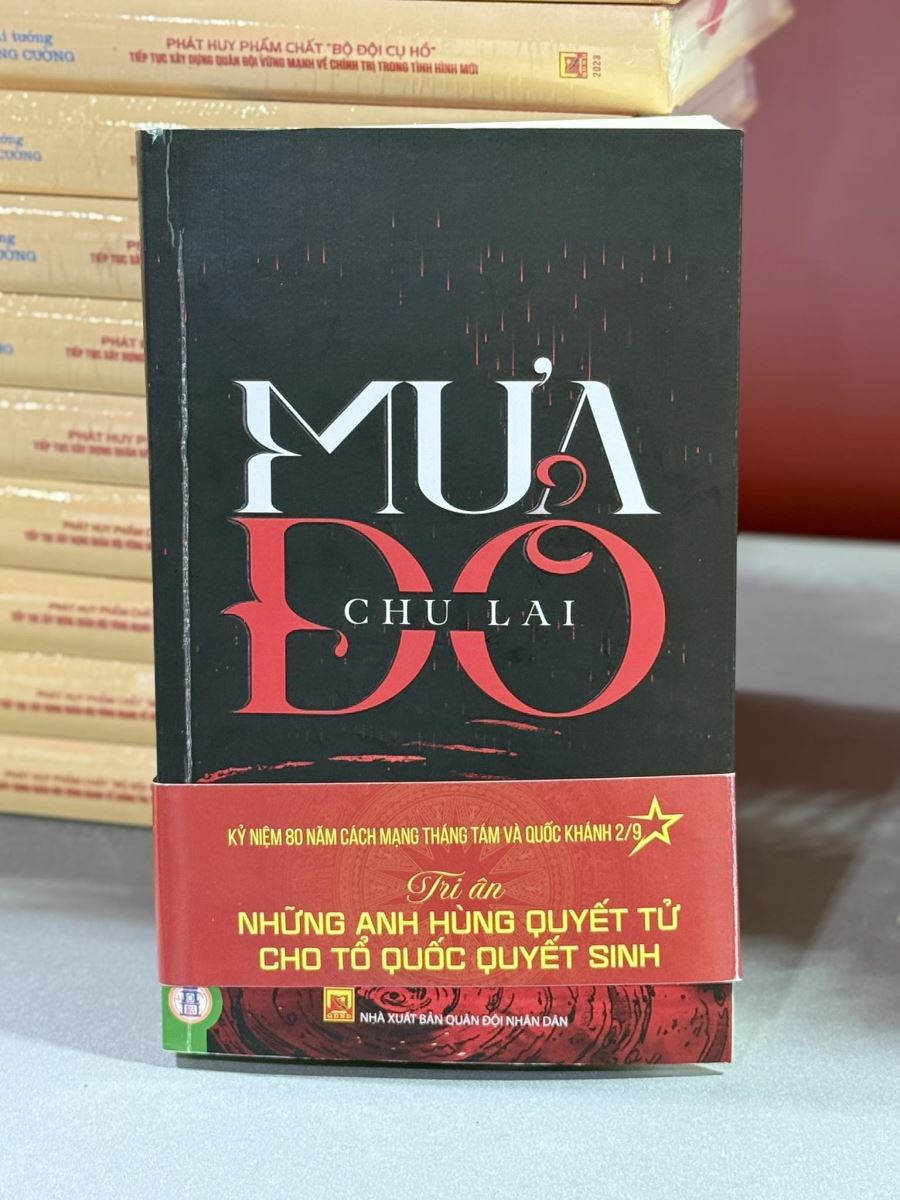 Tiểu thuyết Mưa đỏ 'cháy hàng' cùng sức nóng từ phim điện ảnh - Ảnh 1.