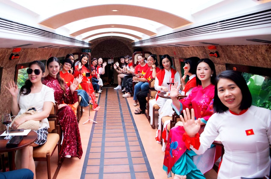 Trải nghiệm khám phá điểm đến bằng giao thông công cộng: Thêm cú hích cho du lịch Hà Nội - Ảnh 1.